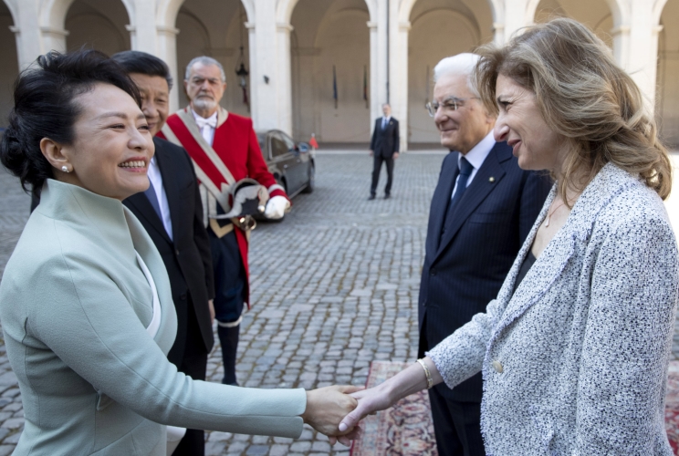 La Signora Laura Mattarella e la Signora Peng Liyuan.
