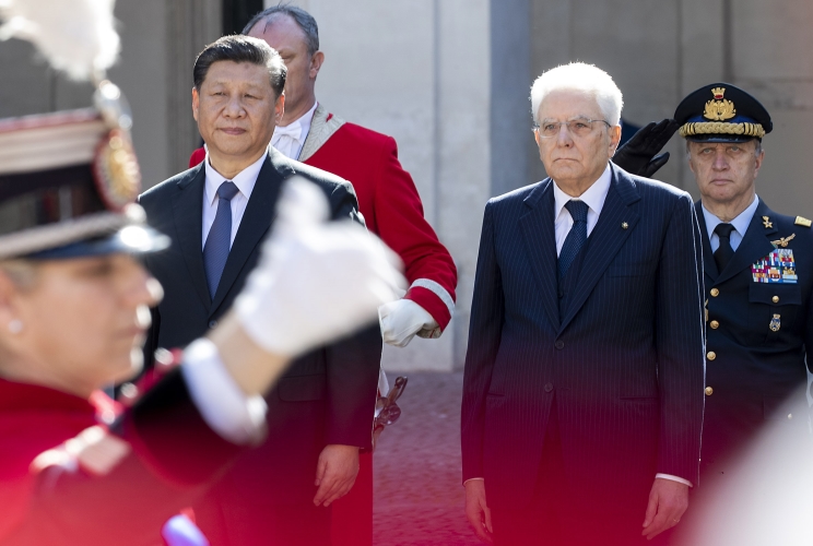 Roma - Il Presidente della Repubblica Sergio Mattarella e il Presidente della Repubblica Popolare Cinese XI Jinping passano in rassegna un reparto schierato che rende gli onori.
