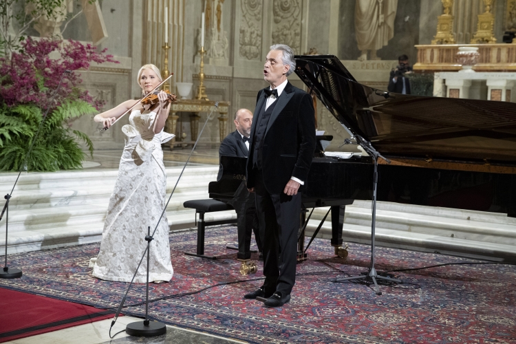 Il Presidente della Repubblica Sergio Mattarella con il Presidente della Repubblica Popolare Cinese Xi Jinping durante il concerto del Maestro Andrea Bocelli,Carlo Bernini al piano e da Anastasiya Petrishak al violino.
