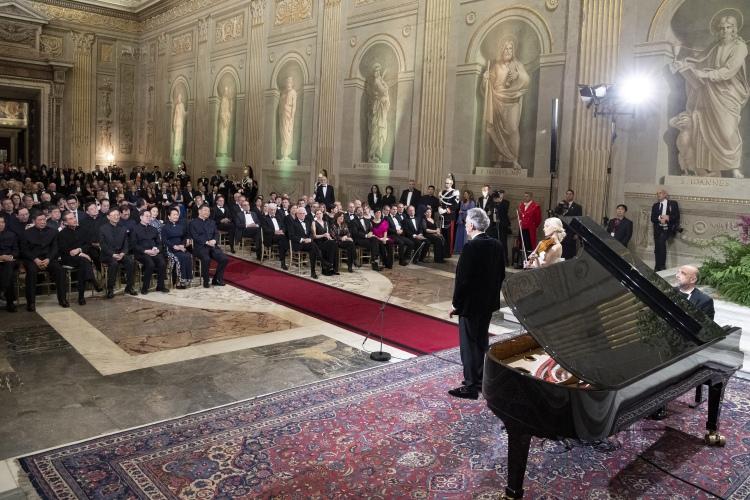 Il Presidente della Repubblica Sergio Mattarella con il Presidente della Repubblica Popolare Cinese Xi Jinping durante il concerto del Maestro Andrea Bocelli,Carlo Bernini al piano e da Anastasiya Petrishak al violino.
