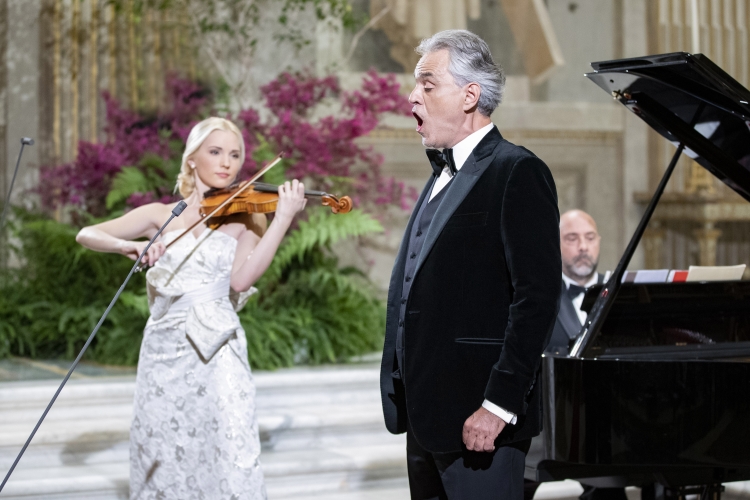 Il Presidente della Repubblica Sergio Mattarella con il Presidente della Repubblica Popolare Cinese Xi Jinping durante il concerto del Maestro Andrea Bocelli,Carlo Bernini al piano e da Anastasiya Petrishak al violino.

