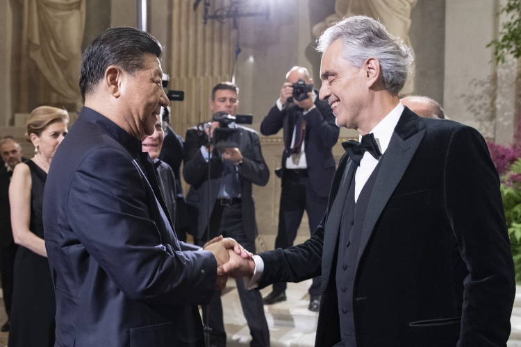 Il Presidente della Repubblica Popolare Cinese Xi Jinping saluta il Maestro Andrea Bocelli,al termine del concerto.
