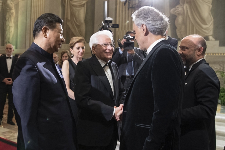 Il Presidente della Repubblica Sergio Mattarella con il Presidente della Repubblica Popolare Cinese Xi Jinping, saluta il Maestro Andrea Bocelli,al termine del concerto.
