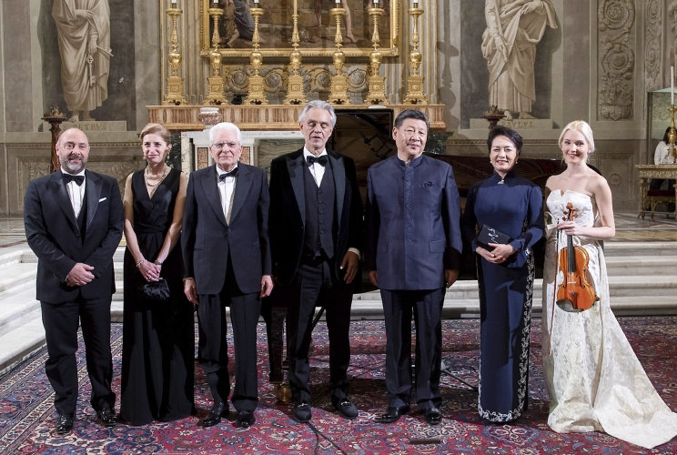 Il Presidente della Repubblica Sergio Mattarella con il Presidente della Repubblica Popolare Cinese XI Jinping al termine del concerto di Andrea Bocelli.
