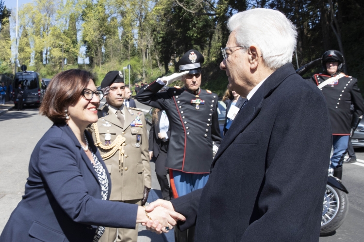 Il Presidente Sergio Mattarella saluta Elisabetta Trenta,Ministro della Difesa, in occasione della cerimonia commemorativa del 75° anniversario dell'eccidio delle Fosse Ardeatine
