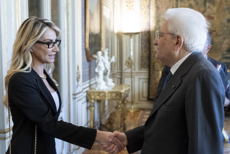 Il Presidente Sergio Mattarella accoglie Romana Liuzzo, Presidente della Fondazione Guido Carli, in occasione dell'incontro con una delegazione della Fondazione e dei membri della Giuria del “Premio Guido Carli”