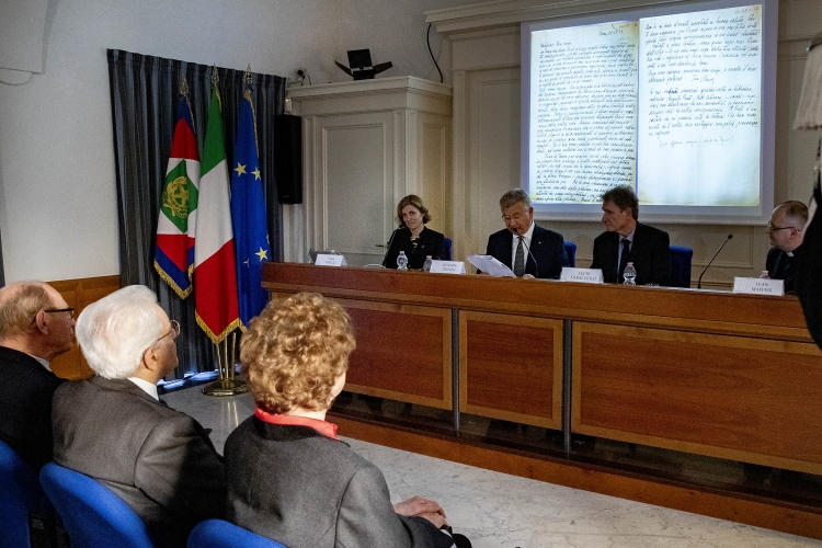 Il Presidente Sergio Mattarella con la Sig.ra paola De Gasperi,in occasione della presentazione dell’Edizione nazionale dell’Epistolario di Alcide De Gasperi.
