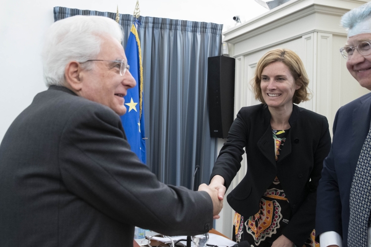 Il Presidente Sergio Mattarella con Sara Tonelli, Ricercatrice Fondazione Bruno Kessler
