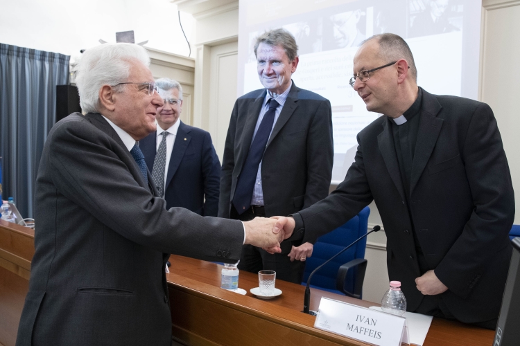 Il Presidente Sergio Mattarella con Don Ivan Maffeis, Sottosegretario CEI - Direttore dell'Ufficio Nazionale per le comunicazioni sociali
