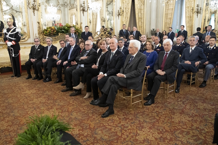 Il Presidente Sergio Mattarella con il Dott. Franco GABRIELLI,Capo della Polizia,Direttore Generale della Pubblica Sicurezza,e una rappresentanza della Polizia di Stato in occasione del 167° anniversario della sua costituzione.
