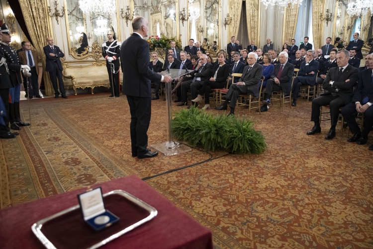 Il Presidente Sergio Mattarella nel corso dell'incontro con il Dott. Franco GABRIELLI,Capo della Polizia,Direttore Generale della Pubblica Sicurezza,e una rappresentanza della Polizia di Stato in occasione del 167° anniversario della sua costituzione.
