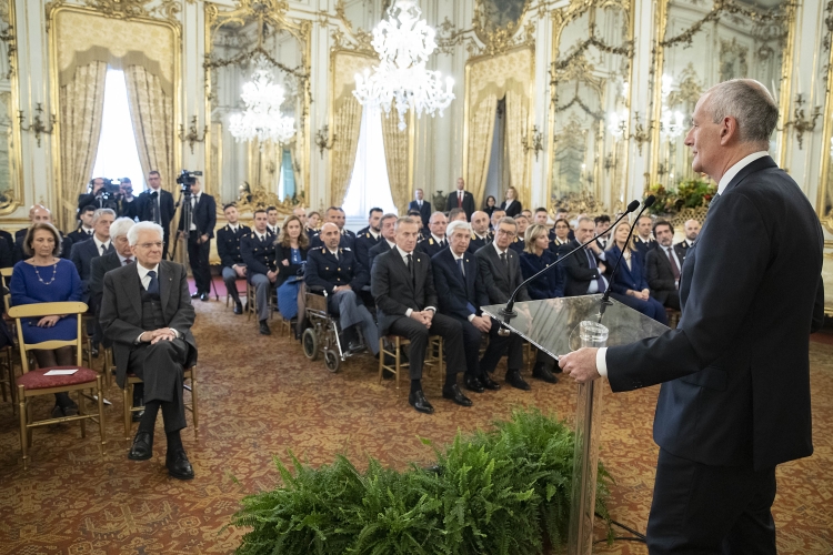 Il Presidente Sergio Mattarella nel corso dell'incontro con il Dott. Franco GABRIELLI,Capo della Polizia,Direttore Generale della Pubblica Sicurezza,e una rappresentanza della Polizia di Stato in occasione del 167° anniversario della sua costituzione.
