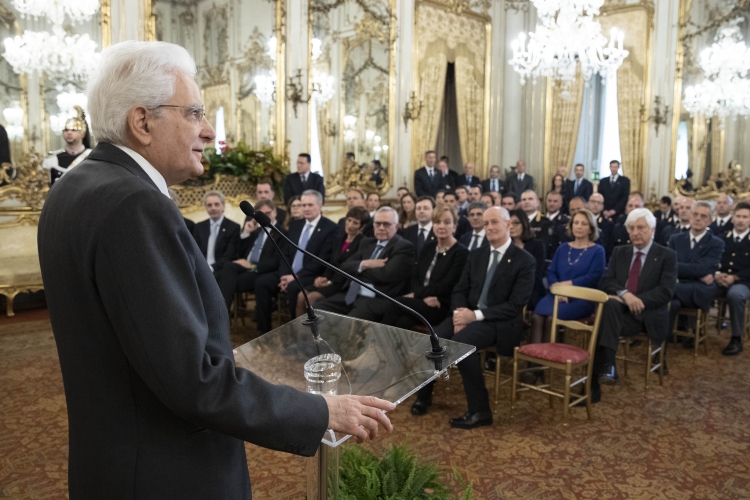 Il Presidente Sergio Mattarella nel corso dell'incontro con una rappresentanza della Polizia di Stato in occasione del 167° anniversario della sua costituzione.
