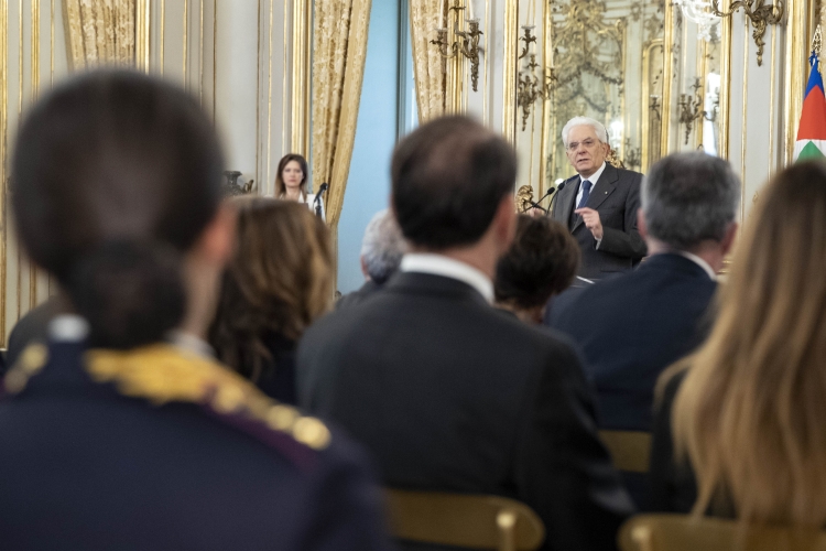 Il Presidente Sergio Mattarella nel corso dell'incontro con una rappresentanza della Polizia di Stato in occasione del 167° anniversario della sua costituzione.

