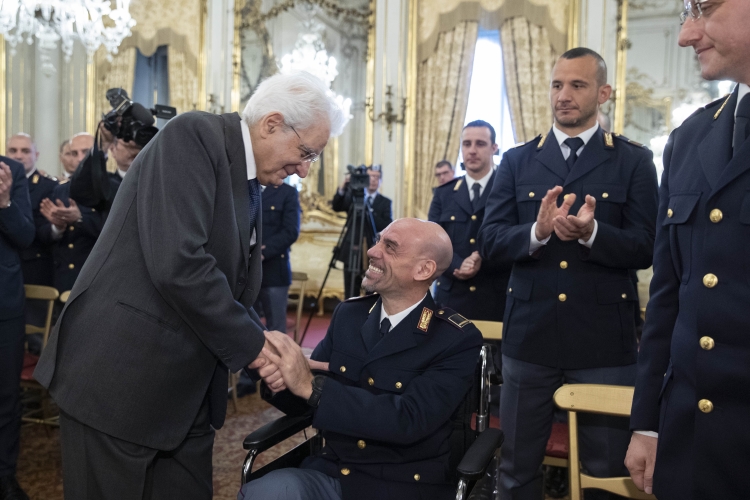 Il Presidente Sergio Mattarella nel corso dell'incontro con una rappresentanza della Polizia di Stato in occasione del 167° anniversario della sua costituzione.
