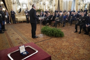 Il Presidente Sergio Mattarella nel corso dell'incontro con il Dott. Franco GABRIELLI,Capo della Polizia,Direttore Generale della Pubblica Sicurezza,e una rappresentanza della Polizia di Stato in occasione del 167° anniversario della sua costituzione.
