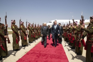 Il Presidente della Repubblica Sergio Mattarella e la Sig.ra Laura,all’Aeroporto militare King Hussein di Al Mafraq, accolti dal Ministro di Stato per gli Investimenti Muhannad Shehadeh, in occasione della visita di Stato nel Regno Hascemita di Giordania.