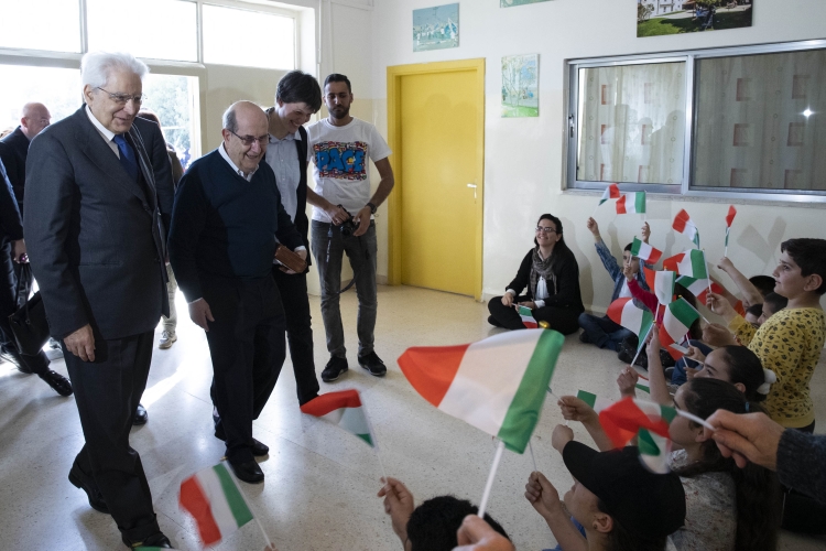 Il Presidente della Repubblica Sergio Mattarella con Ernesto Olivero durante la visita all'Arsenale dell'Incontro, in occasione della visita di Stato nel Regno Hascemita di Giordania