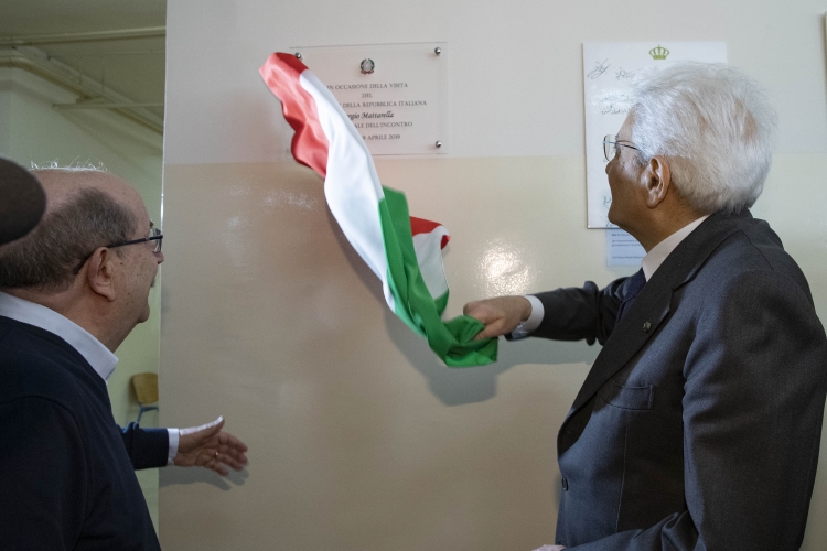Il Presidente della Repubblica Sergio Mattarella con Ernesto Olivero durante la visita all'Arsenale dell'Incontro, in occasione della visita di Stato nel Regno Hascemita di Giordania