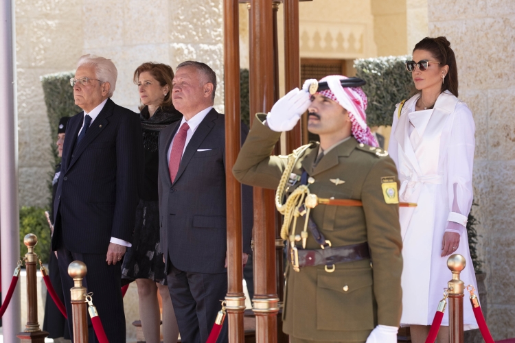 Il Presidente della Repubblica Sergio Mattarella con sua Maestà il Re Abdullah II durante gli onori militari, in occasione della visita Ufficiale nel Regno Hascemita di Giordania