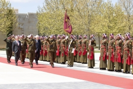 Il Presidente della Repubblica Sergio Mattarella con sua Maestà il Re Abdullah II durante gli onori militari, in occasione della visita Ufficiale nel Regno Hascemita di Giordania