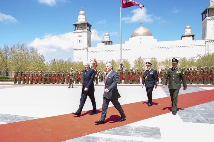 Il Presidente della Repubblica Sergio Mattarella con sua Maestà il Re Abdullah II durante gli onori militari, in occasione della visita Ufficiale nel Regno Hascemita di Giordania