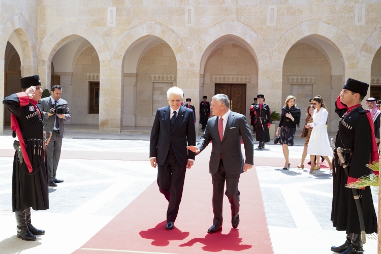 Il Presidente della Repubblica Sergio Mattarella con sua Maestà il Re Abdullah II durante gli onori militari, in occasione della visita Ufficiale nel Regno Hascemita di Giordania