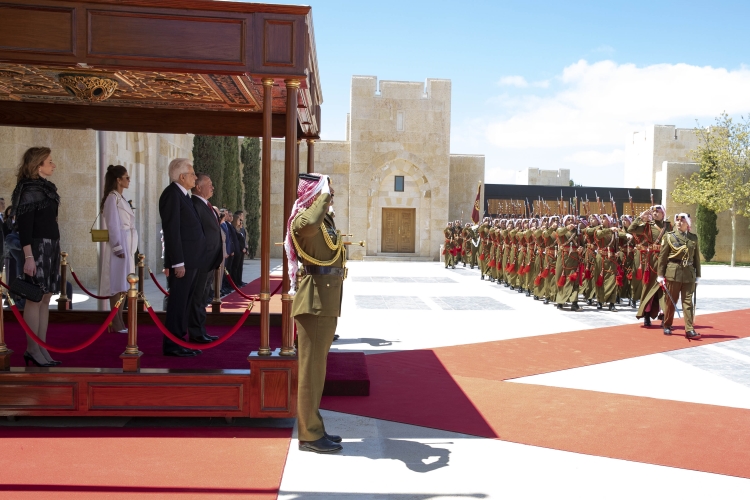 Il Presidente della Repubblica Sergio Mattarella con sua Maestà il Re Abdullah II durante gli onori militari, in occasione della visita Ufficiale nel Regno Hascemita di Giordania