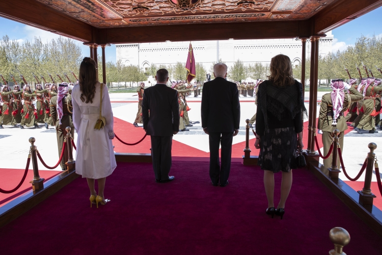 Il Presidente della Repubblica Sergio Mattarella con sua Maestà il Re Abdullah II durante gli onori militari, in occasione della visita Ufficiale nel Regno Hascemita di Giordania