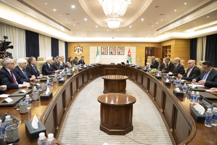 Il Presidente della Repubblica Sergio Mattarella con il Primo Ministro Omar Razzaz, durante i colloqui con le rispettive delegazioni