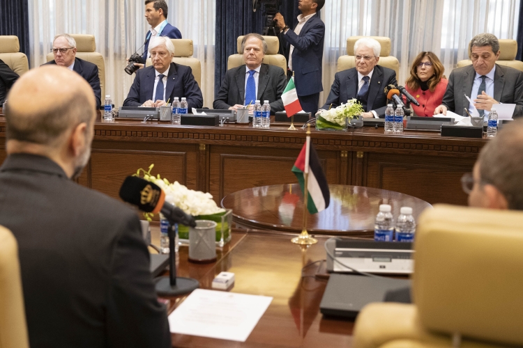 Il Presidente della Repubblica Sergio Mattarella con il Primo Ministro Omar Razzaz, durante i colloqui con le rispettive delegazioni 