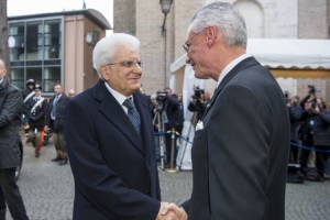 Il Presidente Sergio Mattarella accolto dall'Ambasciatore d'Italia presso la Santa Sede