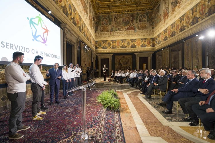 Il Presidente Sergio Mattarella nel corso dell'incontro con i volontari del Servizio Civile Nazionale
