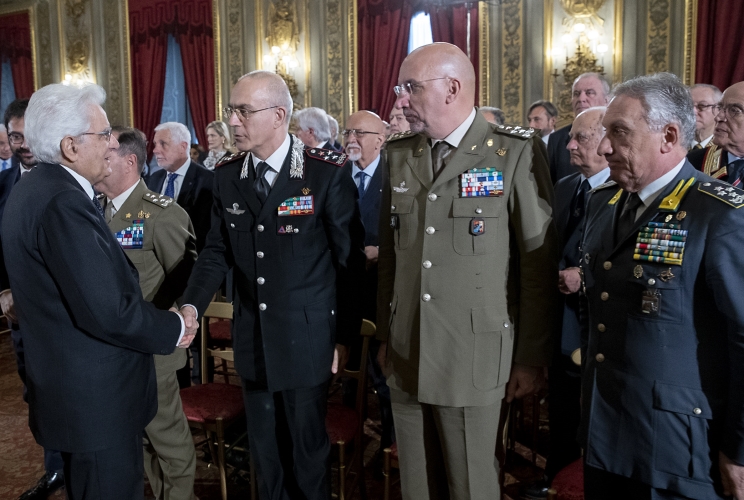 Il Presidente Sergio Mattarella con i vertici delle Forze Armate in occasione dell'incontro con gli esponenti delle Associazioni Combattentistiche e d'Arma nella ricorrenza del 74° anniversario della Liberazione
