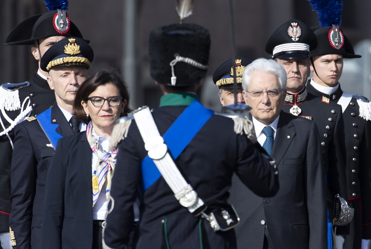 Il Presidente Sergio Mattarella con il Ministro della Difesa Elisabetta Trenta e il Capo di Stato Maggiore della Difesa Enzo Vecciarelli in occasione della deposizione di una corona d’alloro sulla Tomba del Milite Ignoto, in occasione del 74° anniversario della Liberazione