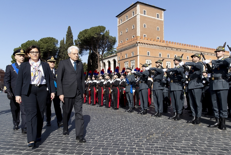 Il Presidente Sergio Mattarella con il Ministro della Difesa Elisabetta Trenta in occasione della deposizione di una corona d’alloro sulla Tomba del Milite Ignoto, in occasione del 74° anniversario della Liberazione