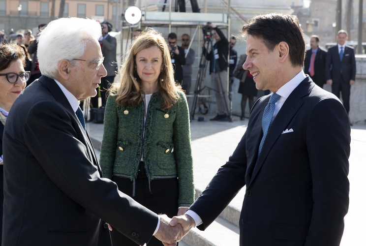 Il Presidente Sergio Mattarella con il Presidente del Consiglio Giuseppe Conte, in occasione della deposizione di una corona d’alloro sulla Tomba del Milite Ignoto, in occasione del 74° anniversario della Liberazione