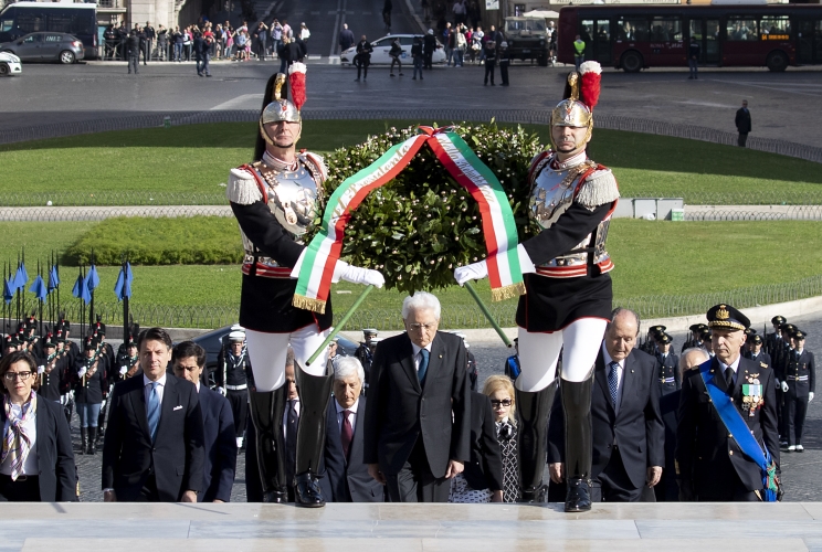 Il Presidente Sergio Mattarella in occasione della deposizione di una corona d’alloro sulla Tomba del Milite Ignoto, in occasione del 74° anniversario della Liberazione
