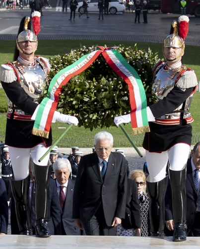 Il Presidente Sergio Mattarella in occasione della deposizione di una corona d’alloro sulla Tomba del Milite Ignoto, in occasione del 74° anniversario della Liberazione