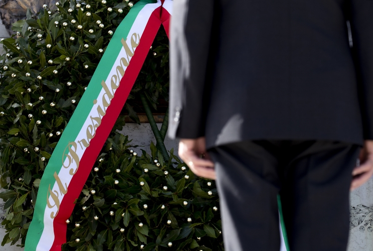 Il Presidente Sergio Mattarella in occasione della deposizione di una corona d’alloro sulla Tomba del Milite Ignoto, in occasione del 74° anniversario della Liberazione