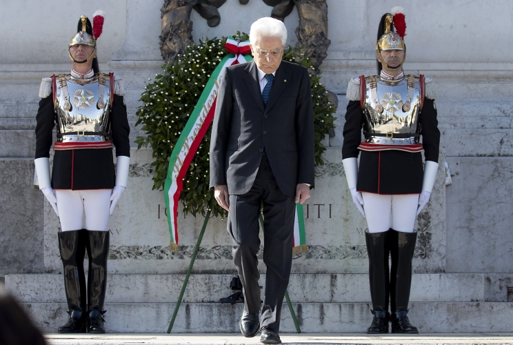 Il Presidente Sergio Mattarella in occasione della deposizione di una corona d’alloro sulla Tomba del Milite Ignoto, in occasione del 74° anniversario della Liberazione