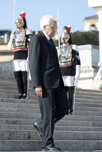 Il Presidente Sergio Mattarella in occasione della deposizione di una corona d’alloro sulla Tomba del Milite Ignoto, in occasione del 74° anniversario della Liberazione