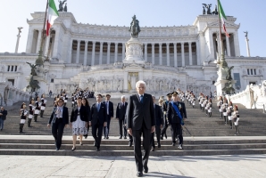 Il Presidente Sergio Mattarella al termine della cerimonia di deposizione di una corona d’alloro sulla Tomba del Milite Ignoto, in occasione del 74° anniversario della Liberazione