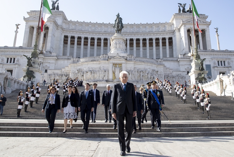 Il Presidente Sergio Mattarella al termine della cerimonia di deposizione di una corona d’alloro sulla Tomba del Milite Ignoto, in occasione del 74° anniversario della Liberazione