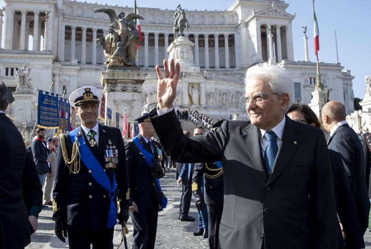 Il Presidente Sergio Mattarella al termine della cerimonia di deposizione di una corona d’alloro sulla Tomba del Milite Ignoto, in occasione del 74° anniversario della Liberazione