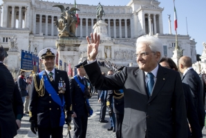 Il Presidente Mattarella depone una corona d’alloro sulla Tomba del Milite Ignoto, in occasione del 74° anniversario della Liberazione