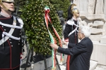 Il Presidente Mattarella depone una corona al Monumento ai Caduti