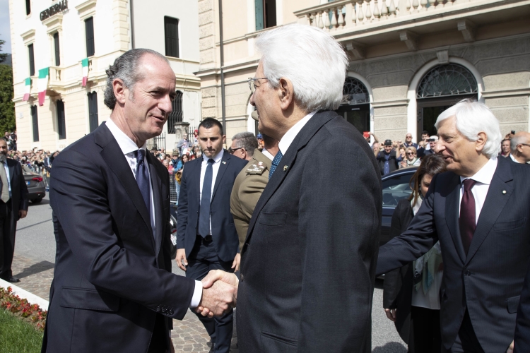 Il Presidente Sergio Mattarella a Piazza del Popolo di Vittorio Veneto, accolto dal Dott. Luca Zaia, Presidente della Regione Veneto, in occasione del 74° anniversario della Liberazione.

