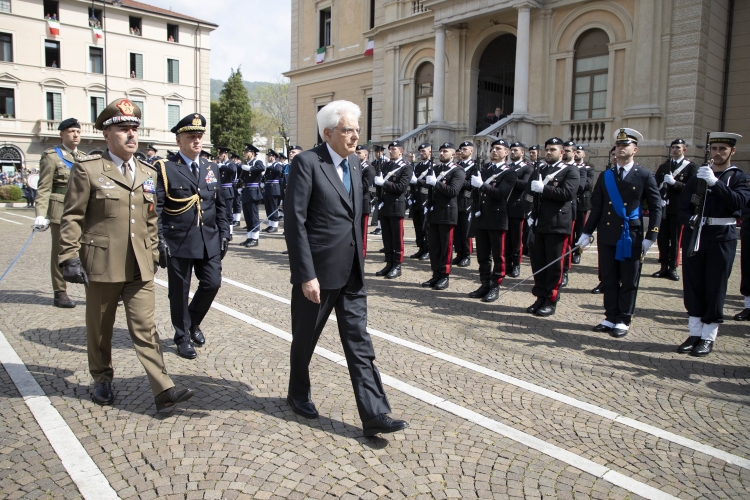 Il Presidente Sergio Mattarella a Piazza del Popolo di Vittorio Veneto,con il Capo di Stato Maggiore dell'Esercito Salvatore Farina, e il Consigliere militare, Gen.S.A.Roberto Corsini, passano in rassegna il reparto d'onore schierato, in occasione del 74° anniversario della Liberazione