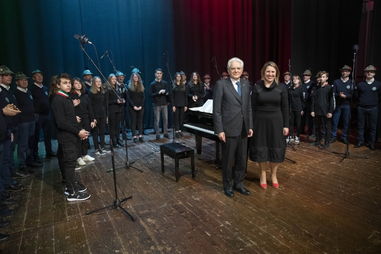 Il Presidente Sergio Mattarella con il Coro "Col di Lana" e il gruppo corale "Officina Vocale 2.0" diretti dal M° Sabrina Carraro 